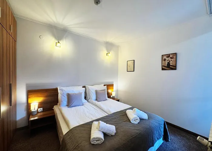 Alpine Glow - Panoramic View Near Gondola Apartment